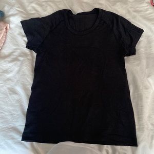 Lululemon hemmed swiftly tee black size 6